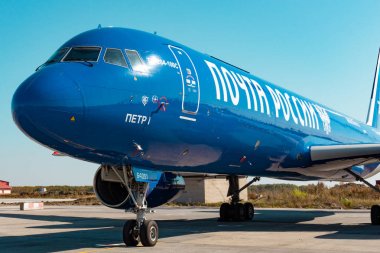 Khabarovsk, Rusya-29 Eyl, 2018: Tupolev Tu-204 ra-64051 Aviastar Airlines Khabarovsk Havaalanı 'nda yer almaktadır. Uçak Rus Post.