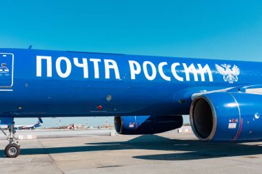 Khabarovsk, Rusya-29 Eyl, 2018: Tupolev Tu-204 ra-64051 Aviastar Airlines Khabarovsk Havaalanı 'nda yer almaktadır. Uçak Rus Post.