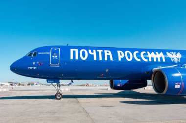 Khabarovsk, Rusya-29 Eyl, 2018: Tupolev Tu-204 ra-64051 Aviastar Airlines Khabarovsk Havaalanı 'nda yer almaktadır. Uçak Rus Post.