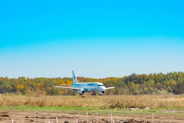 Khabarovsk, Rusko-29. září 2018: Suchoi Superjet 100 RA-89010 Iraero Airlines přistane na letišti v Khabarovsku. — Stock fotografie