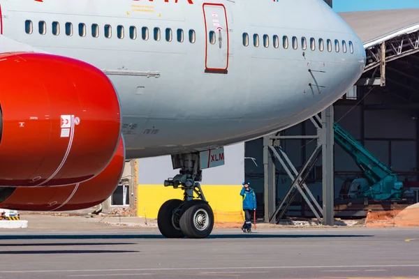 Khabarovsk, Rusya - 29 Eylül 2018: Boeing 747-400 Ei-Xlm Russian Airlines, Khabarovsk havaalanında kalkışa hazırlanıyor.