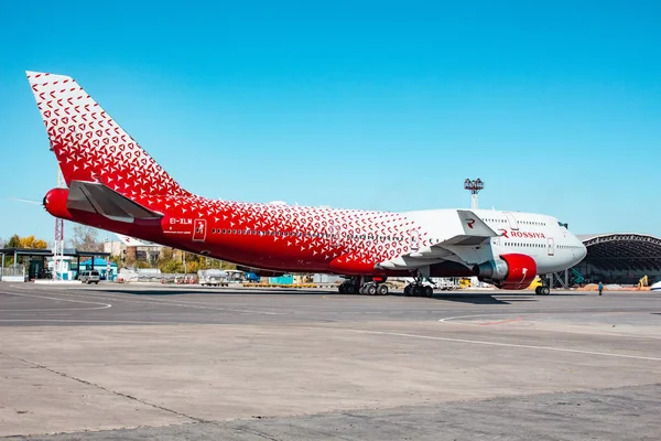 KHABAROVSK, RUSSIA - SEP 29, 2018: Aircraft Boeing 747-400 EI-XLM Russian Airlines prepares for takeoff at the airport of Khabarovsk. — Stock Photo, Image