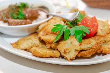 Ulusal Yahudi yemeği - Fleish mit lateks - patates krep ile sığır güveç