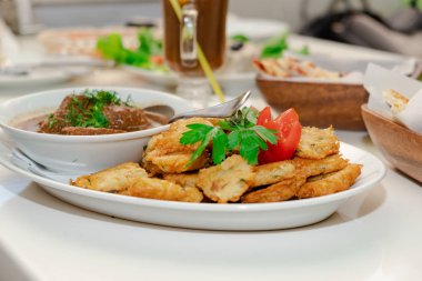 Ulusal Yahudi yemeği - Fleish mit lateks - patates krep ile sığır güveç