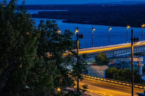 Мост через реку Амур в Хабаровске, Россия. Ночная фотография . — стоковое фото