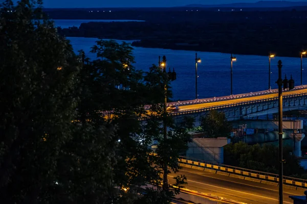 Brücke über den Amur in Chabarowsk, Russland. Nachtaufnahmen. — Stockfoto