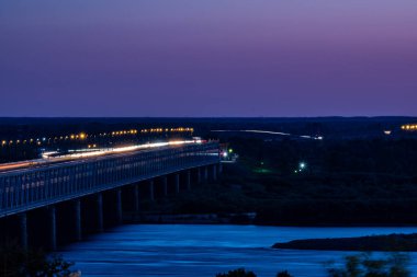 Khabarovsk, Rusya'da Amur nehri üzerinde köprü. Gece fotoğrafçılığı.