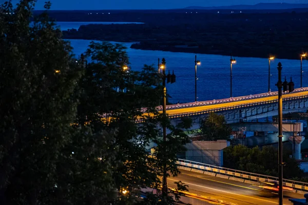 Khabarovsk, Rusya'da Amur nehri üzerinde köprü. Gece fotoğrafçılığı. — Stok fotoğraf
