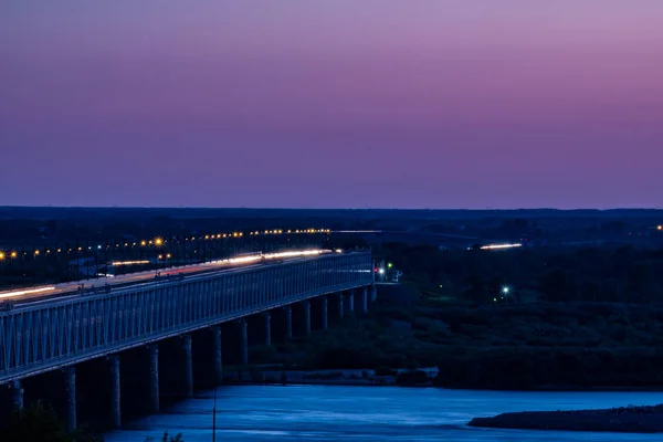 Мост через реку Амур в Хабаровске, Россия. Ночная фотография . — стоковое фото