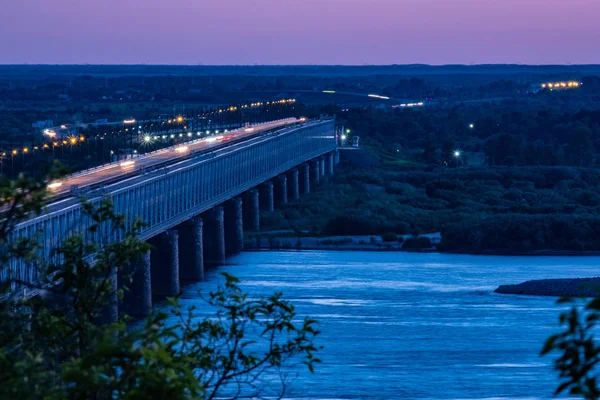 Híd az Amur folyón Habarovszkban, Oroszországban. Éjszakai fényképezés. — Stock Fotó