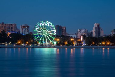 Amur Nehri 'nden Khabarovsk şehrinin Gece Manzarası. Mavi gece gökyüzü. Gece şehri fenerlerle parıldıyor..