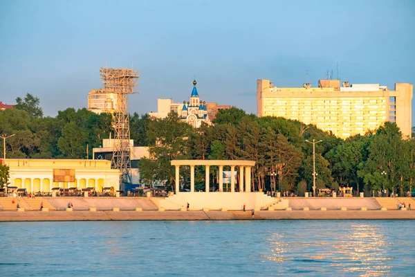 Vista de la ciudad de Jabárovsk desde el río Amur. Paisaje urbano por la noche al atardecer . —  Fotos de Stock