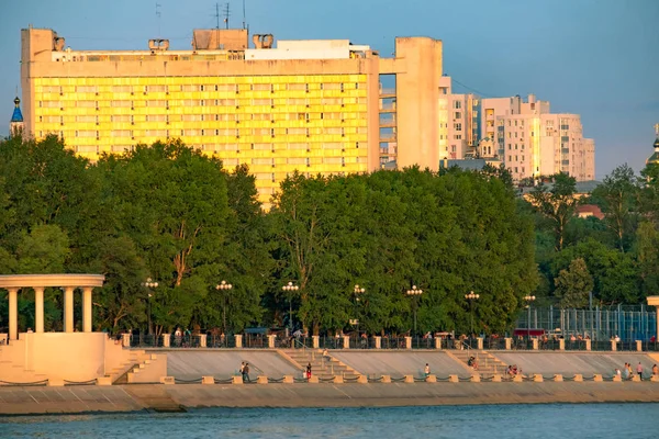 Ayur nehrinden Khabarovsk şehri manzarası. Günbatımı akşamları kentsel manzara.