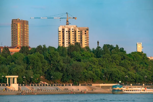 Вид на город Хабаровск с реки Амур. Городской пейзаж вечером на закате . — стоковое фото