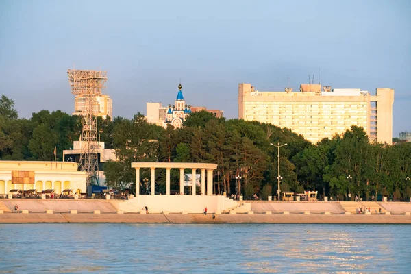 Ayur nehrinden Khabarovsk şehri manzarası. Günbatımı akşamları kentsel manzara.