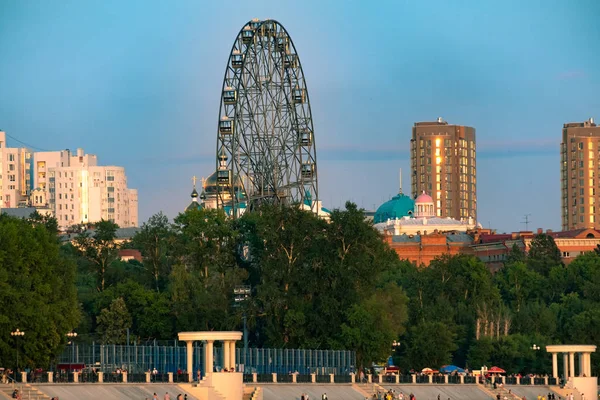 Ayur nehrinden Khabarovsk şehri manzarası. Günbatımı akşamları kentsel manzara. — Stok fotoğraf
