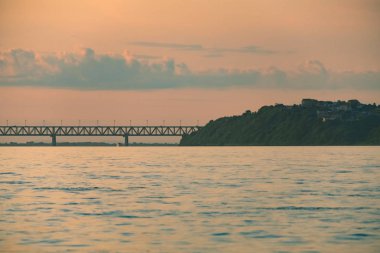 Gün batımında Habarovsk'taki Amur köprüsünün manzarası. Rusya, Uzak Doğu.