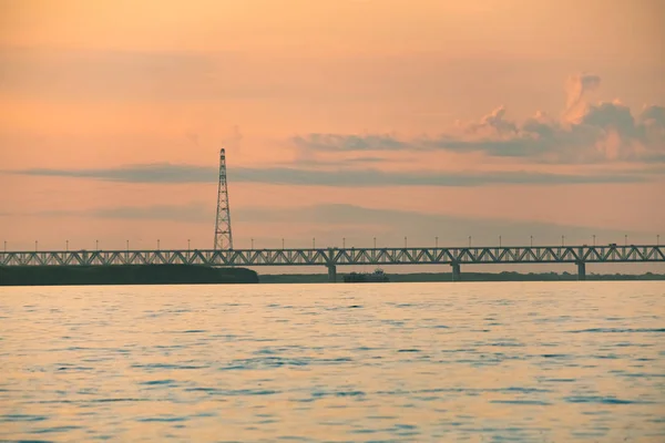 Uitzicht op de Amur-brug in Chabaraovsk tijdens zonsondergang. Rusland, verre Oosten. — Stockfoto