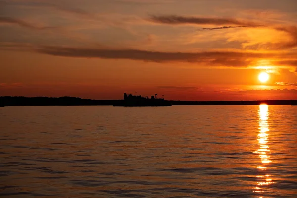 Puesta de sol en el terraplén del río Amur en Jabárovsk, Rusia . —  Fotos de Stock