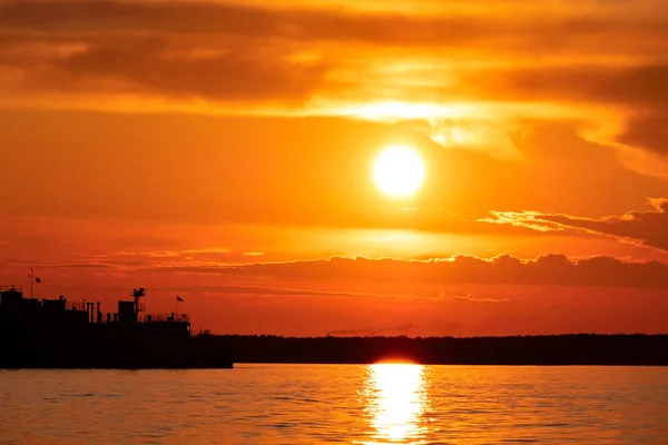 Puesta de sol en el terraplén del río Amur en Jabárovsk, Rusia . —  Fotos de Stock