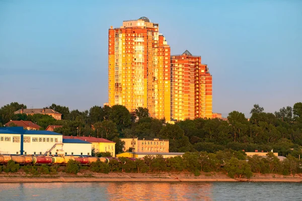 Vista de la ciudad de Jabárovsk desde el río Amur. Paisaje urbano por la noche al atardecer . — Foto de Stock