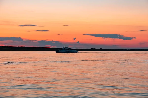 Sunset on the Amur river embankment in Khabarovsk, Russia. — Stock Photo, Image