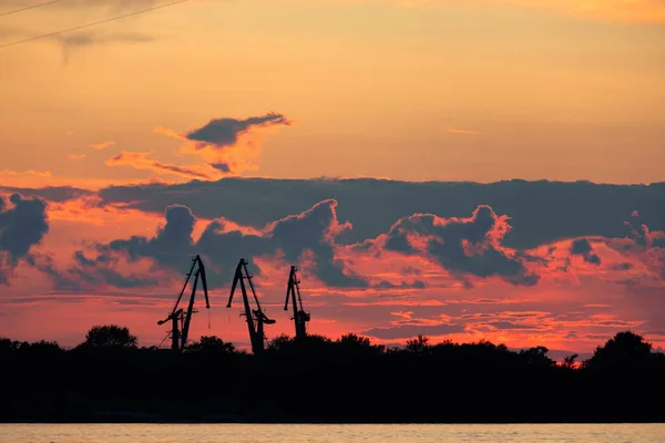 Pôr do sol no dique do rio Amur em Khabarovsk, Rússia . — Fotografia de Stock