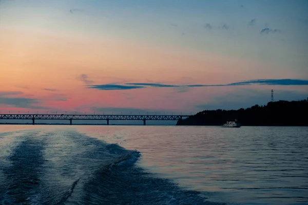 Чіпси води з човна на заході сонця . — стокове фото