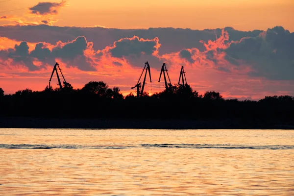 Sonnenuntergang am Ufer des Amur in Chabarowsk, Russland. — Stockfoto