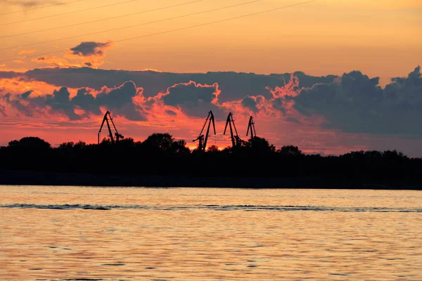 Puesta de sol en el terraplén del río Amur en Jabárovsk, Rusia . — Foto de Stock