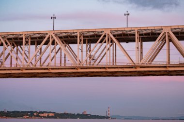 Gün batımında Amur nehri üzerinde köprü. Rusya. Khabarovsk. Nehrin ortasından fotoğraf.