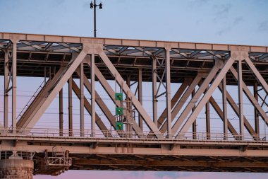 Gün batımında Amur nehri üzerinde köprü. Rusya. Khabarovsk. Nehrin ortasından fotoğraf.