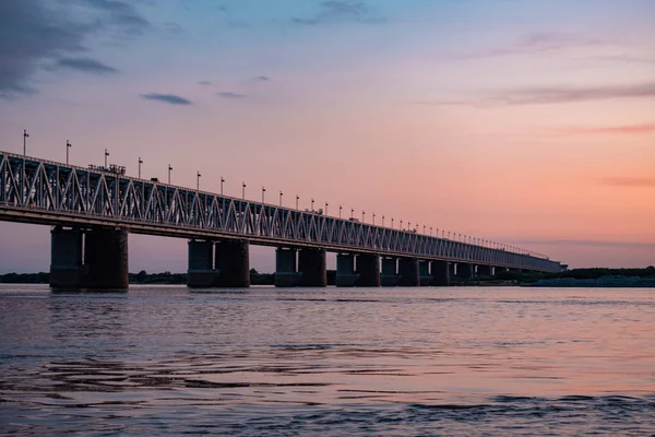 Ponte sul fiume Amur al tramonto. Russia. Khabarovsk. Foto dal centro del fiume . — Foto Stock