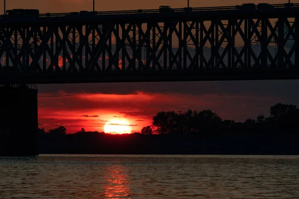 Brücke über den Amur bei Sonnenuntergang. Russland. Chabarowsk. Foto aus der Mitte des Flusses. — Stockfoto