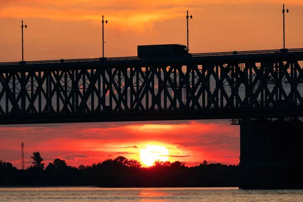 Brücke über den Amur bei Sonnenuntergang. Russland. Chabarowsk. Foto aus der Mitte des Flusses. — Stockfoto