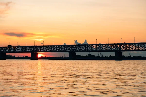 Puente sobre el río Amur al atardecer. Rusia. Khabarovsk. Foto del medio del río . —  Fotos de Stock