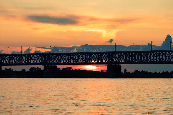 Puente sobre el río Amur al atardecer. Rusia. Khabarovsk. Foto del medio del río . — Foto de Stock