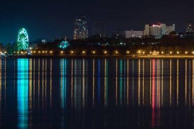 Amur nehrinden Habarovsk şehrinin gece manzarası. Mavi gece gökyüzü. Gece şehri fenerlerle aydınlıktır. Yaklaşık 159 santimetre de Amur nehri seviyesi.