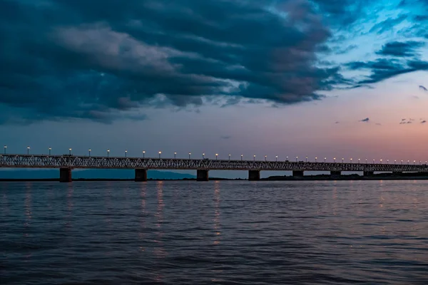 Puente sobre el río Amur al atardecer. Rusia. Khabarovsk. Foto del medio del río . —  Fotos de Stock