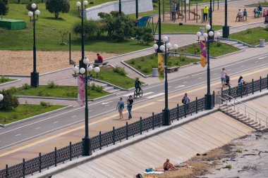 Khabarovsk, Rusya - 08 Ağustos 2019: Amur nehri üzerinde Khabarovsk kenti yakınlarında sel. Yaklaşık 159 santimetre de Amur nehri seviyesi.