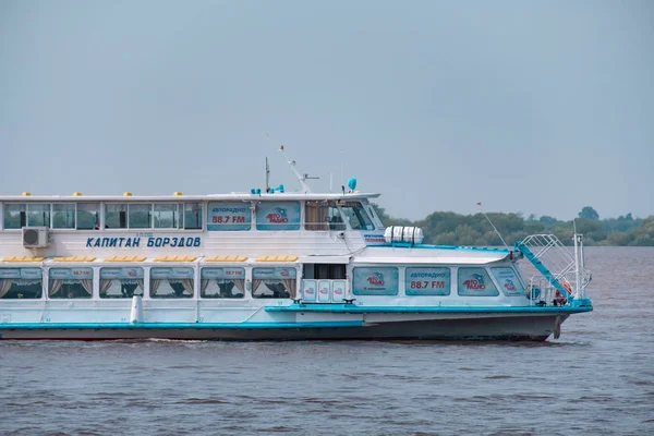 Khabarovsk, Rusia - 08 / 08 / 2019: Inundación en el río Amur cerca de la ciudad de Khabarovsk. El nivel del río Amur en torno a 159 centímetros. El barco está en el río Amur. . —  Fotos de Stock