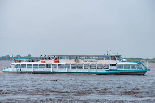 Khabarovsk, Rusia - 08 / 08 / 2019: Inundación en el río Amur cerca de la ciudad de Khabarovsk. El nivel del río Amur en torno a 159 centímetros. El barco está en el río Amur. . —  Fotos de Stock