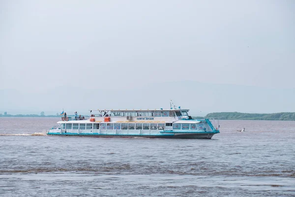 Khabarovsk, Rusia - 08 / 08 / 2019: Inundación en el río Amur cerca de la ciudad de Khabarovsk. El nivel del río Amur en torno a 159 centímetros. El barco está en el río Amur. . —  Fotos de Stock