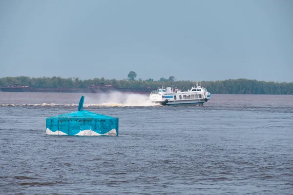 Khabarovsk, Rusia - 08 / 08 / 2019: Inundación en el río Amur cerca de la ciudad de Khabarovsk. El nivel del río Amur en torno a 159 centímetros. El barco está en el río Amur. . —  Fotos de Stock