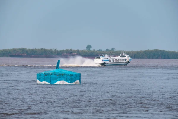 Khabarovsk, Rusia - 08 / 08 / 2019: Inundación en el río Amur cerca de la ciudad de Khabarovsk. El nivel del río Amur en torno a 159 centímetros. El barco está en el río Amur. . —  Fotos de Stock