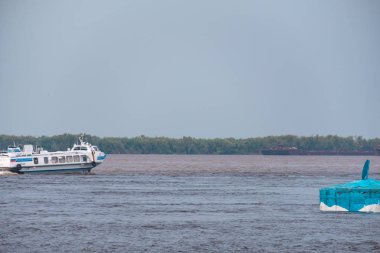 Khabarovsk, Rusya - 08 Ağustos 2019: Amur nehri üzerinde Khabarovsk kenti yakınlarında sel. Amur Nehri'nin seviyesi yaklaşık 159 santimetredir. Tekne Amur nehri üzerinde..