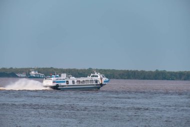 Khabarovsk, Rusya - 08 Ağustos 2019: Amur nehri üzerinde Khabarovsk kenti yakınlarında sel. Amur Nehri'nin seviyesi yaklaşık 159 santimetredir. Tekne Amur nehri üzerinde..