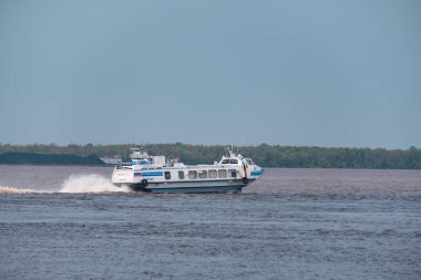 Khabarovsk, Rusya - 08 Ağustos 2019: Amur nehri üzerinde Khabarovsk kenti yakınlarında sel. Amur Nehri'nin seviyesi yaklaşık 159 santimetredir. Tekne Amur nehri üzerinde..