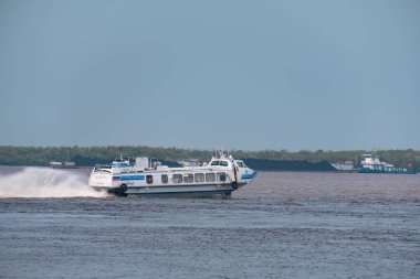 Khabarovsk, Rusya - 08 Ağustos 2019: Amur nehri üzerinde Khabarovsk kenti yakınlarında sel. Amur Nehri'nin seviyesi yaklaşık 159 santimetredir. Tekne Amur nehri üzerinde..