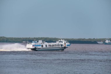 Khabarovsk, Rusya - 08 Ağustos 2019: Amur nehri üzerinde Khabarovsk kenti yakınlarında sel. Amur Nehri'nin seviyesi yaklaşık 159 santimetredir. Tekne Amur nehri üzerinde..